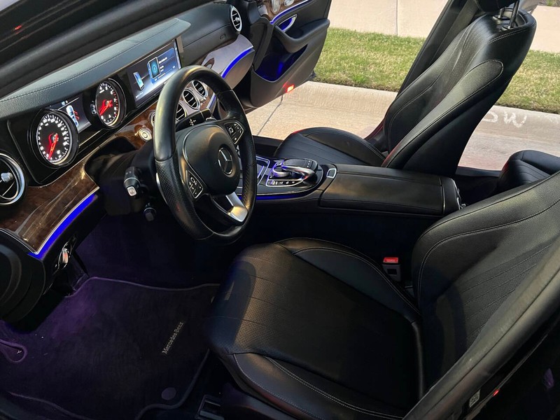 Mercedes-Benz E-Class Vehicle Full-screen Gallery Image 12