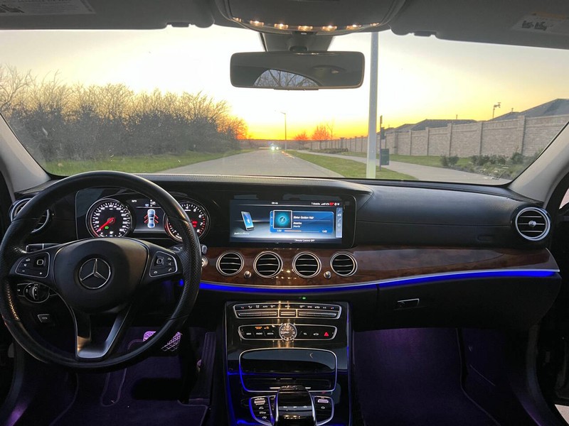 Mercedes-Benz E-Class Vehicle Full-screen Gallery Image 13