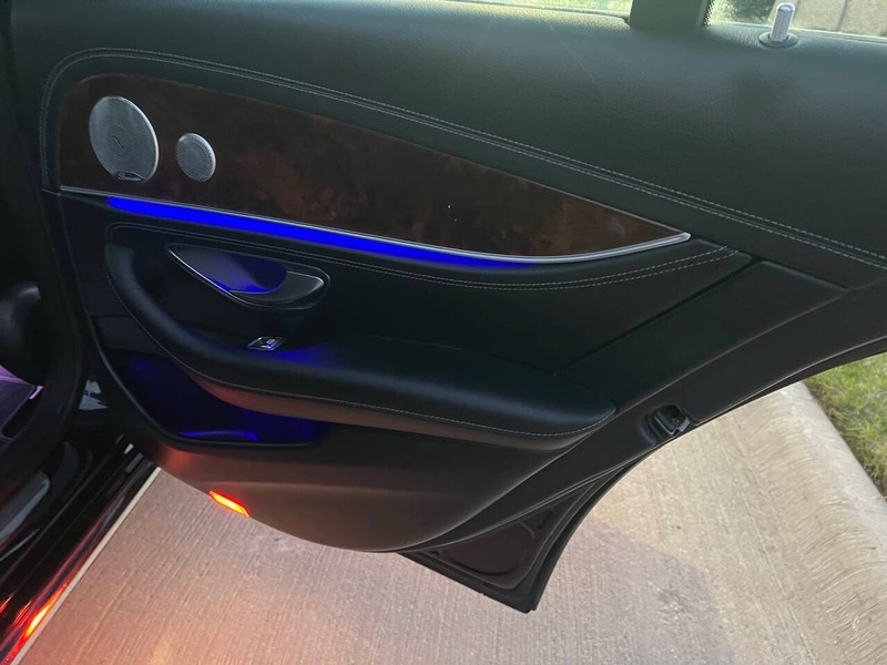 Mercedes-Benz E-Class Vehicle Full-screen Gallery Image 15