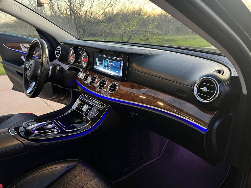 Mercedes-Benz E-Class Vehicle Full-screen Gallery Image 16