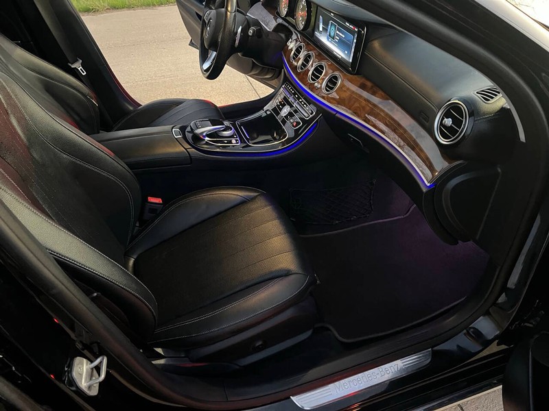 Mercedes-Benz E-Class Vehicle Full-screen Gallery Image 17