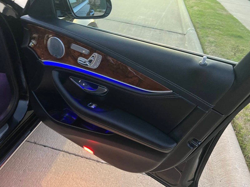 Mercedes-Benz E-Class Vehicle Full-screen Gallery Image 18