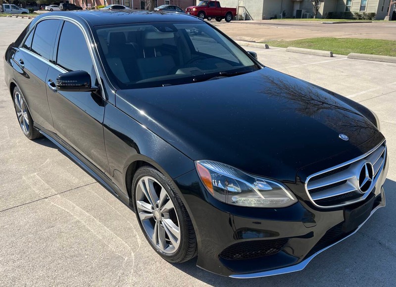 Mercedes-Benz E-Class Vehicle Full-screen Gallery Image 02