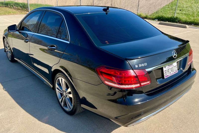 Mercedes-Benz E-Class Vehicle Full-screen Gallery Image 03