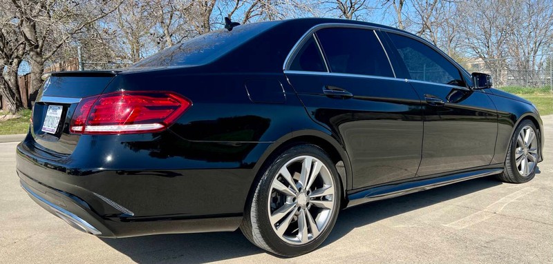 Mercedes-Benz E-Class Vehicle Full-screen Gallery Image 04