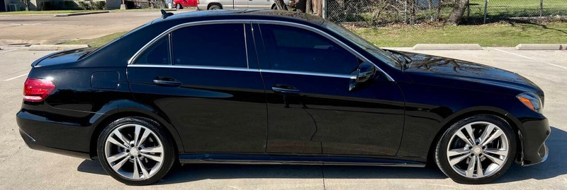 Mercedes-Benz E-Class Vehicle Full-screen Gallery Image 05