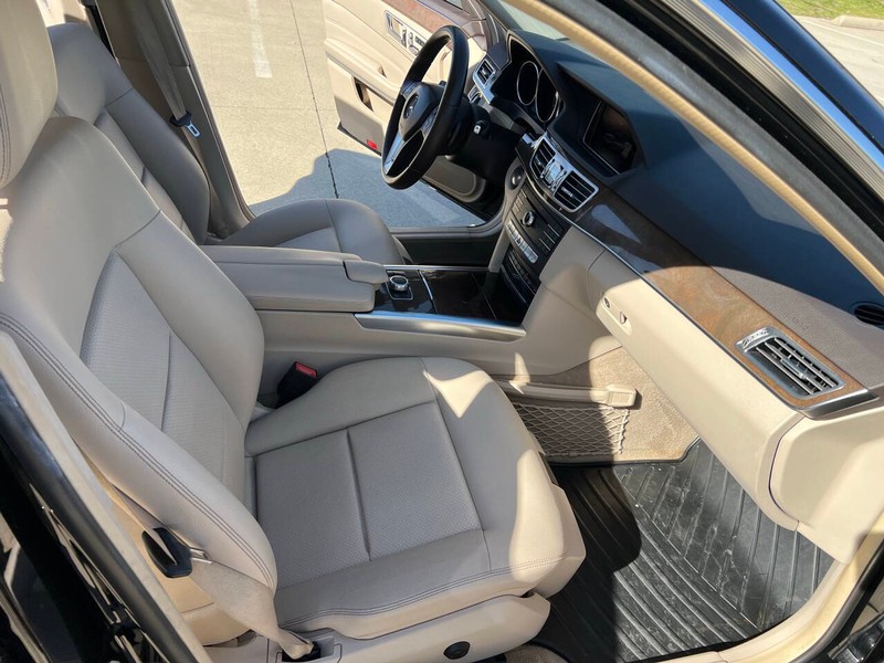 Mercedes-Benz E-Class Vehicle Full-screen Gallery Image 06