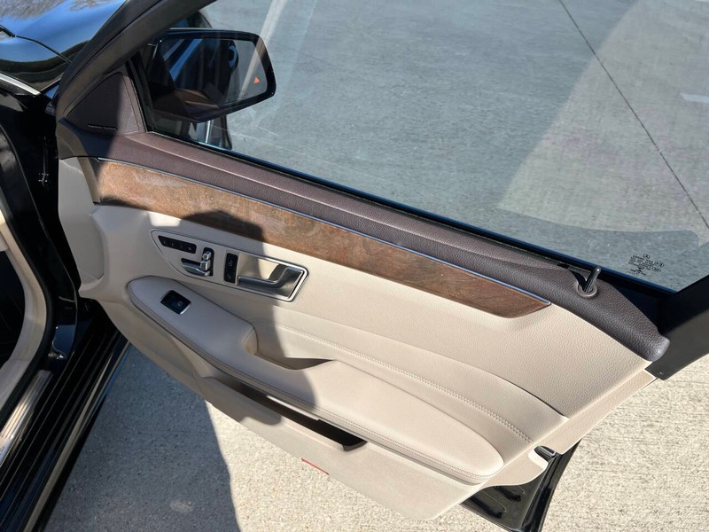 Mercedes-Benz E-Class Vehicle Full-screen Gallery Image 07