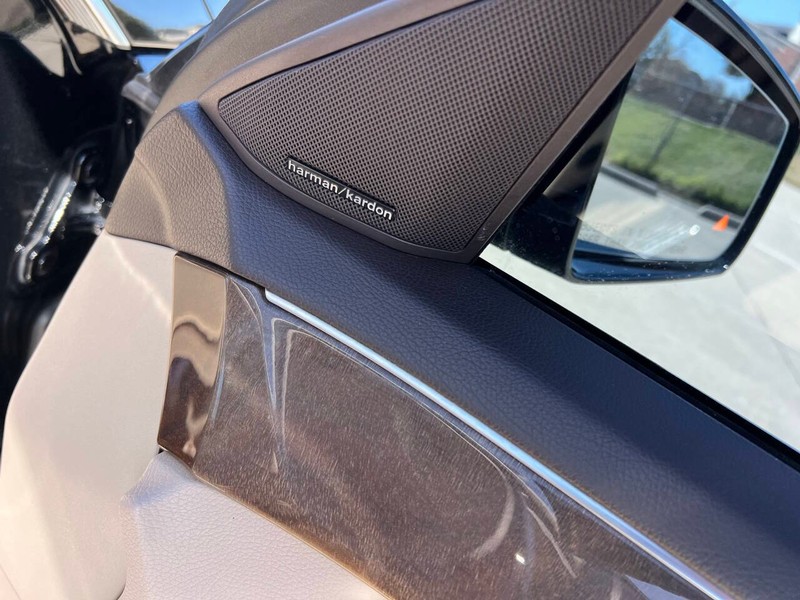 Mercedes-Benz E-Class Vehicle Full-screen Gallery Image 08