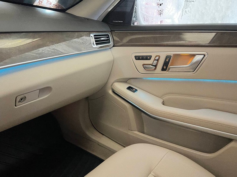 Mercedes-Benz E-Class Vehicle Full-screen Gallery Image 09