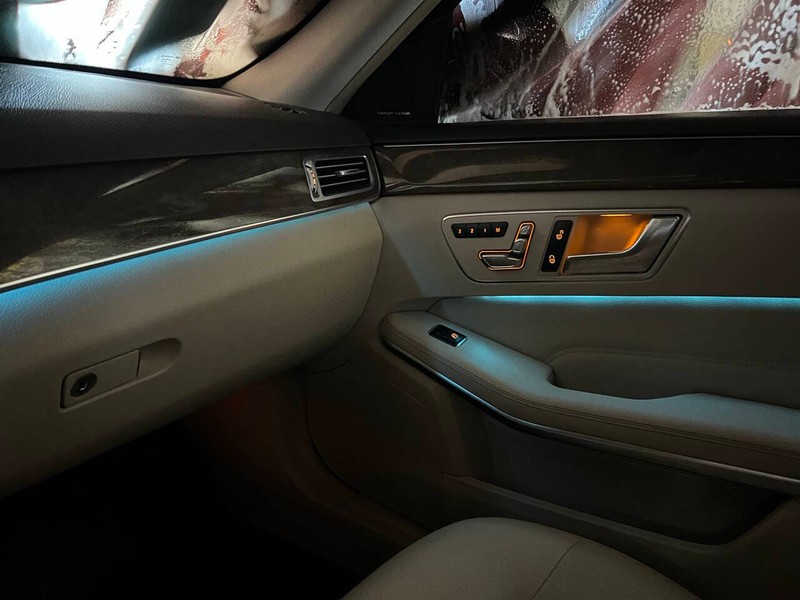 Mercedes-Benz E-Class Vehicle Full-screen Gallery Image 10