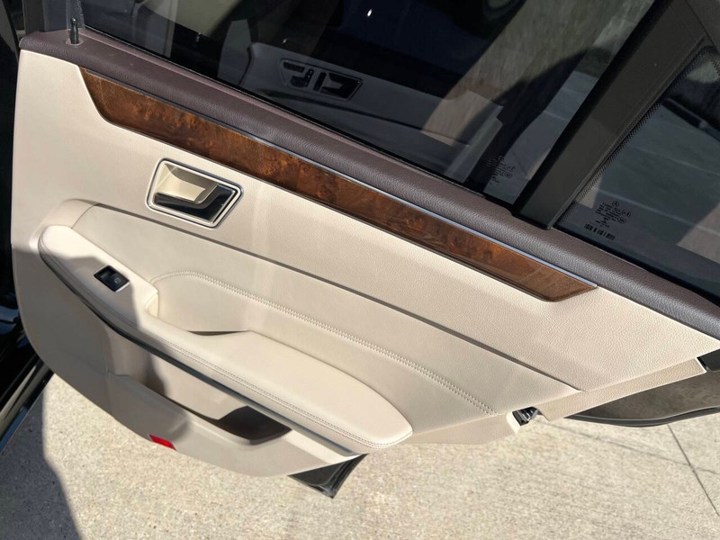 Mercedes-Benz E-Class Vehicle Full-screen Gallery Image 11