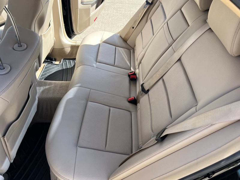 Mercedes-Benz E-Class Vehicle Full-screen Gallery Image 12