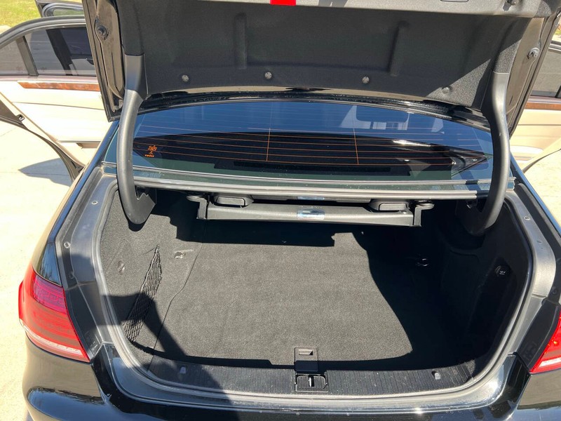 Mercedes-Benz E-Class Vehicle Full-screen Gallery Image 13