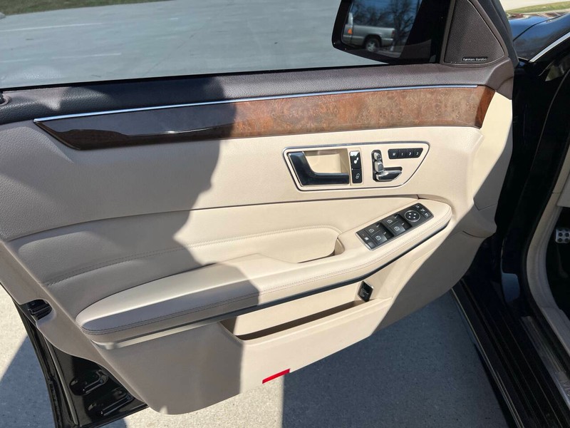 Mercedes-Benz E-Class Vehicle Full-screen Gallery Image 15