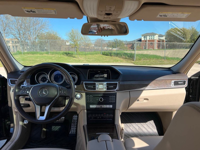 Mercedes-Benz E-Class Vehicle Full-screen Gallery Image 16