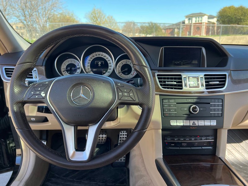 Mercedes-Benz E-Class Vehicle Full-screen Gallery Image 17