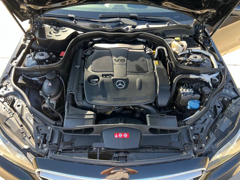 Mercedes-Benz E-Class Vehicle Full-screen Gallery Image 18