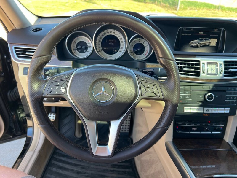 Mercedes-Benz E-Class Vehicle Full-screen Gallery Image 19