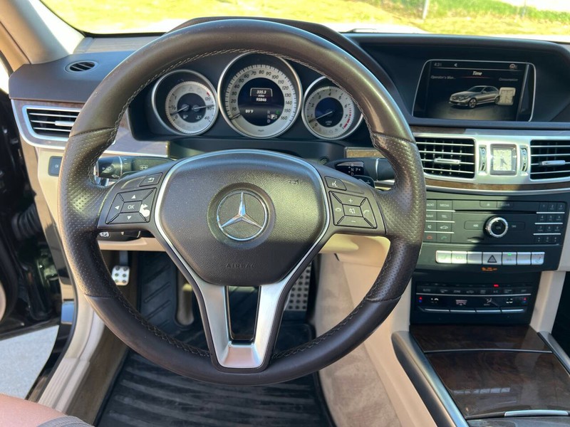 Mercedes-Benz E-Class Vehicle Full-screen Gallery Image 20