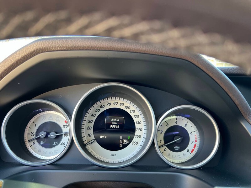 Mercedes-Benz E-Class Vehicle Full-screen Gallery Image 21