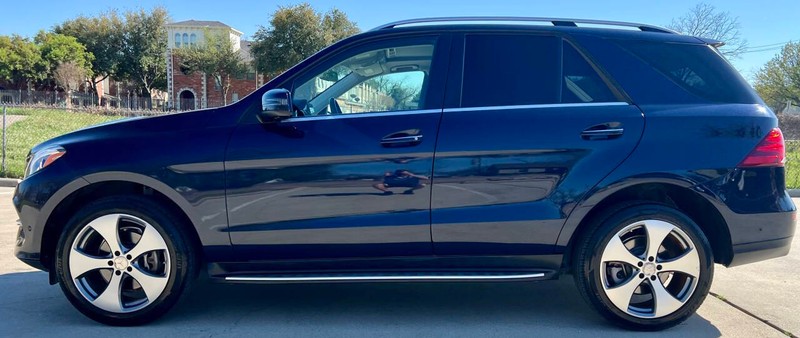 Mercedes-Benz GLE Vehicle Full-screen Gallery Image 02