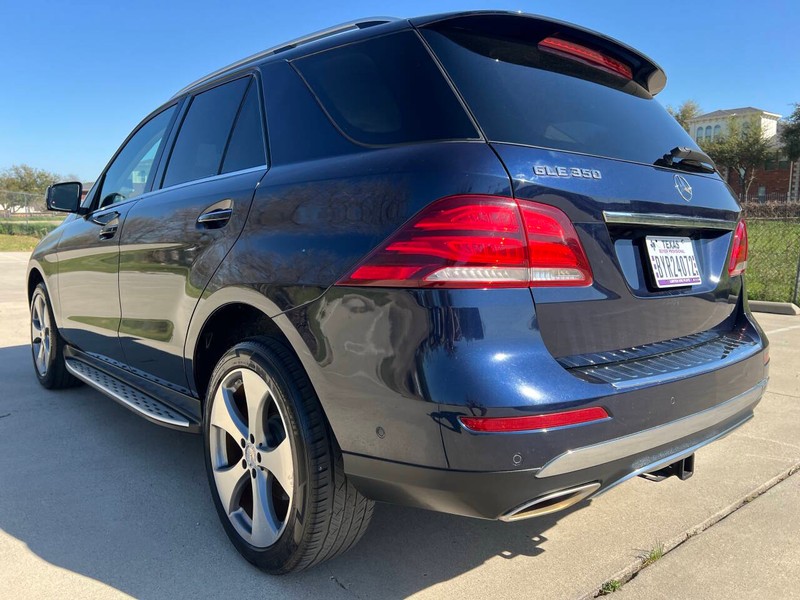 Mercedes-Benz GLE Vehicle Full-screen Gallery Image 03