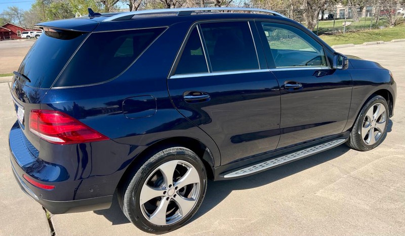 Mercedes-Benz GLE Vehicle Full-screen Gallery Image 04