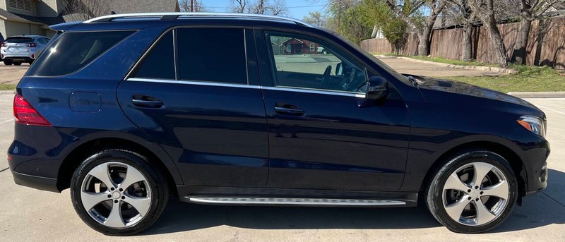 Mercedes-Benz GLE Vehicle Full-screen Gallery Image 05