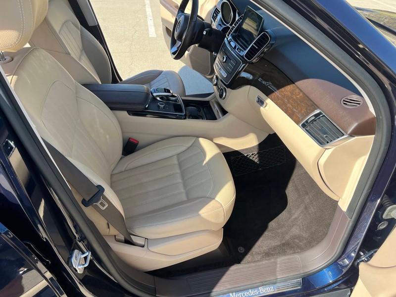 Mercedes-Benz GLE Vehicle Full-screen Gallery Image 06