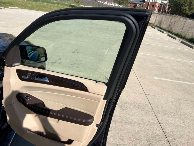 Mercedes-Benz GLE Vehicle Full-screen Gallery Image 07