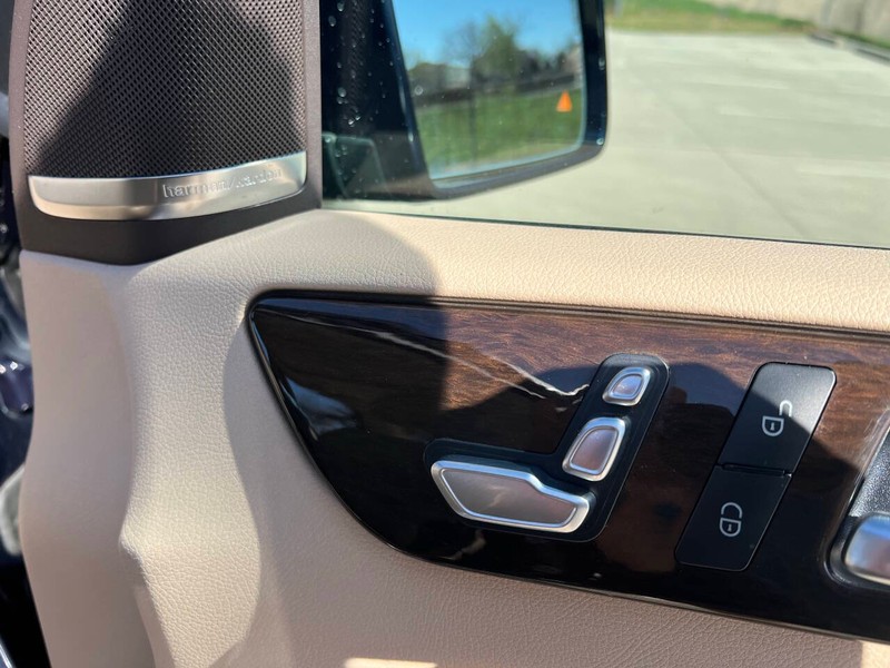 Mercedes-Benz GLE Vehicle Full-screen Gallery Image 08