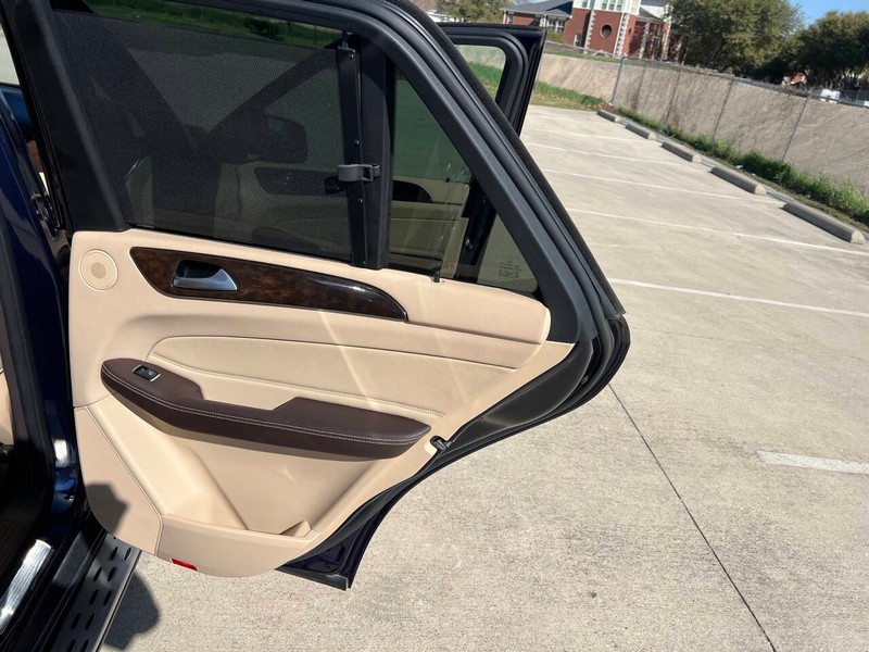 Mercedes-Benz GLE Vehicle Full-screen Gallery Image 09