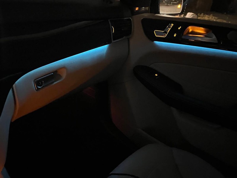 Mercedes-Benz GLE Vehicle Full-screen Gallery Image 11