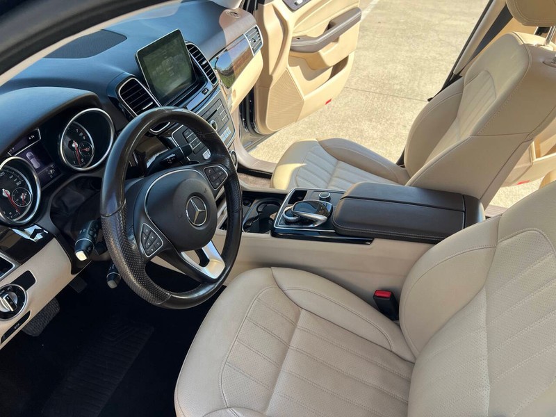 Mercedes-Benz GLE Vehicle Full-screen Gallery Image 12