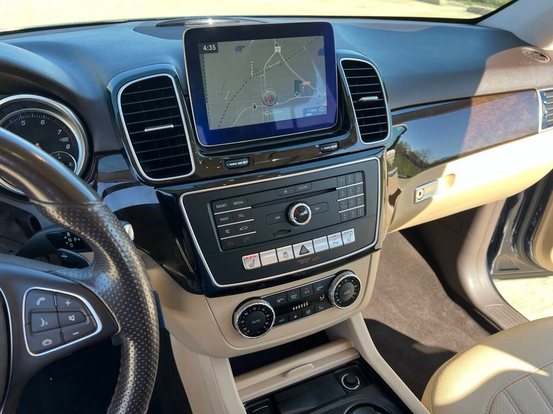 Mercedes-Benz GLE Vehicle Full-screen Gallery Image 13