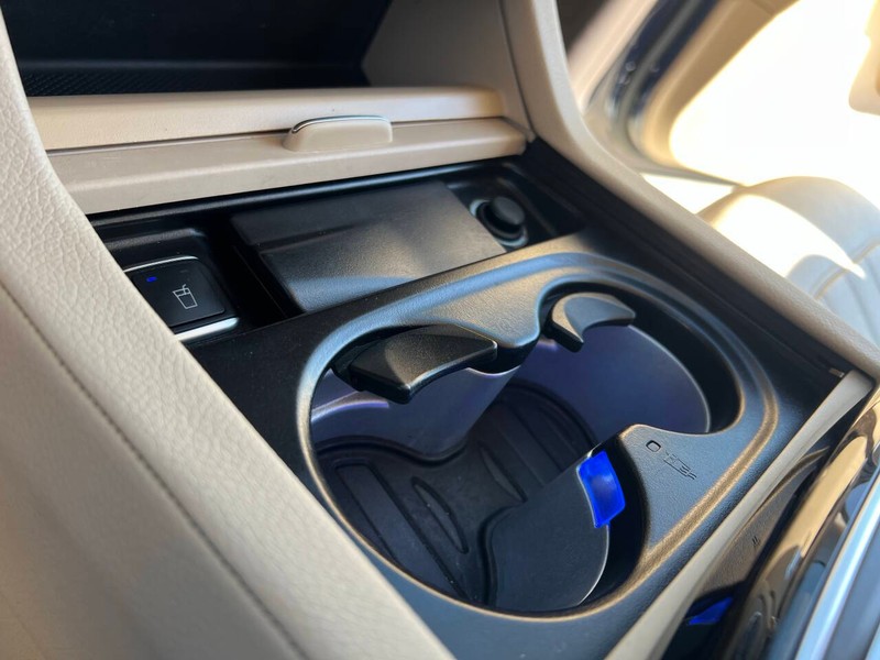 Mercedes-Benz GLE Vehicle Full-screen Gallery Image 14