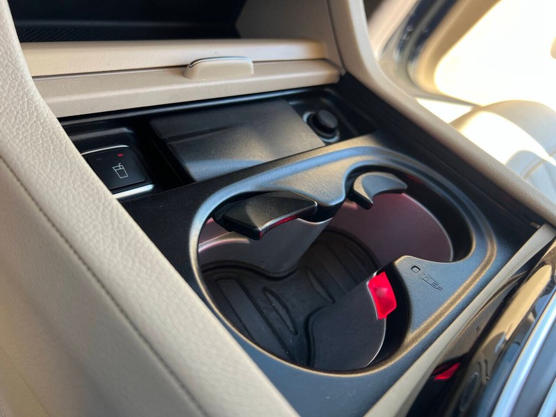 Mercedes-Benz GLE Vehicle Full-screen Gallery Image 15