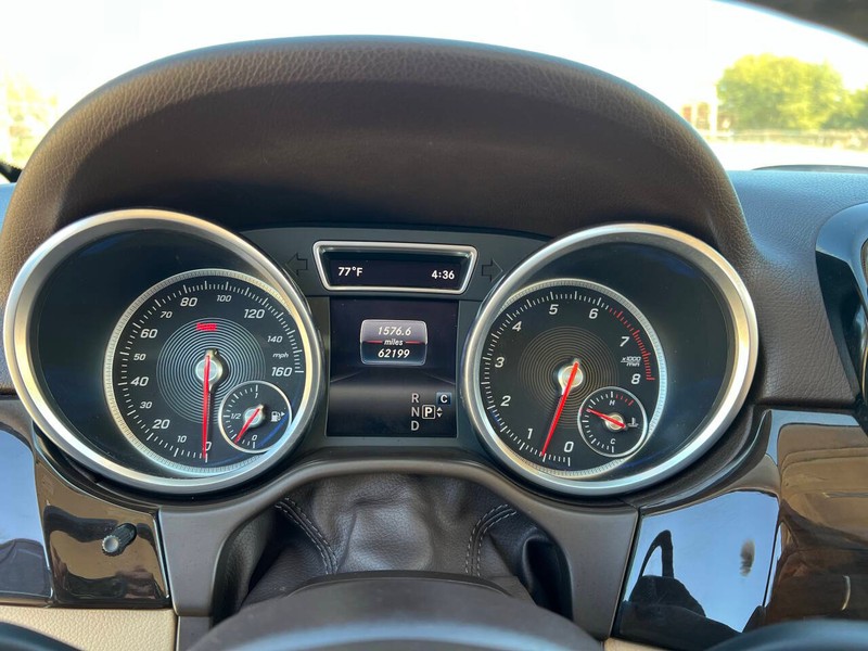 Mercedes-Benz GLE Vehicle Full-screen Gallery Image 16