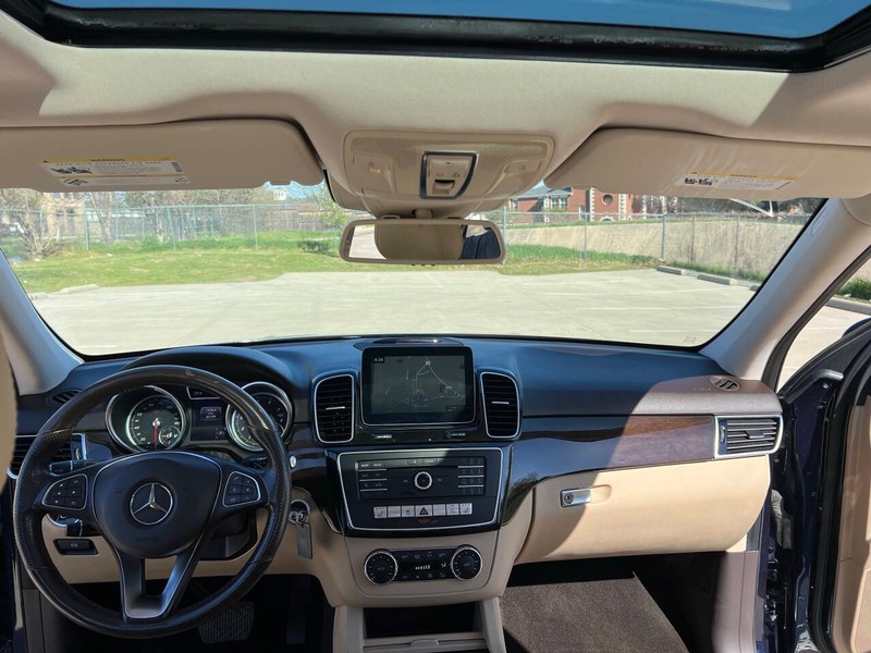 Mercedes-Benz GLE Vehicle Full-screen Gallery Image 17