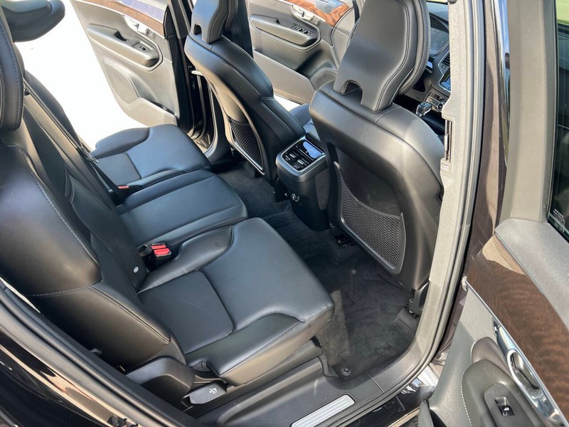 Volvo XC90 Vehicle Full-screen Gallery Image 08