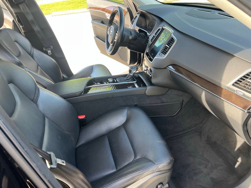 Volvo XC90 Vehicle Full-screen Gallery Image 10