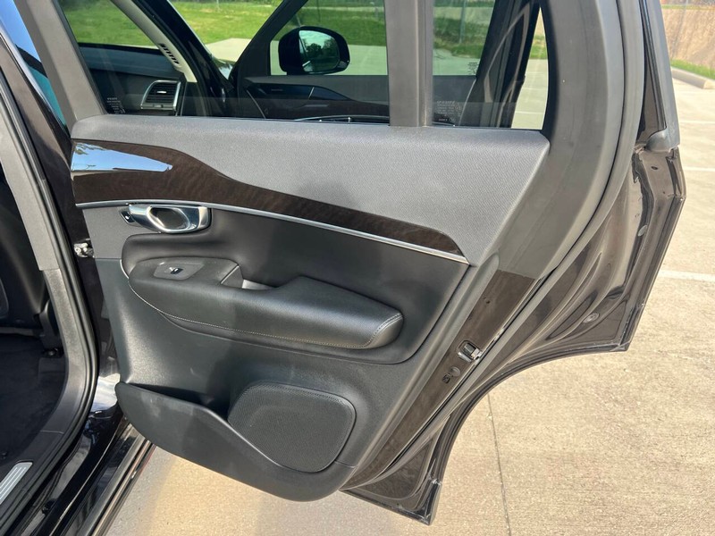 Volvo XC90 Vehicle Full-screen Gallery Image 11