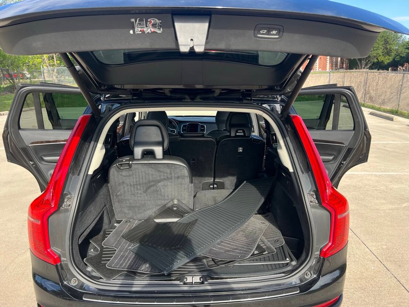 Volvo XC90 Vehicle Full-screen Gallery Image 12