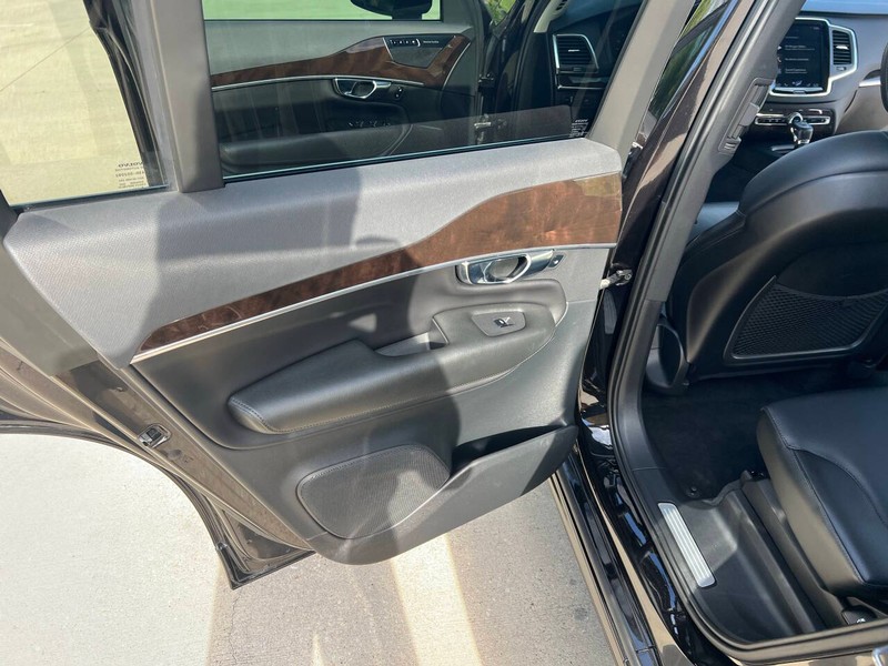 Volvo XC90 Vehicle Full-screen Gallery Image 13