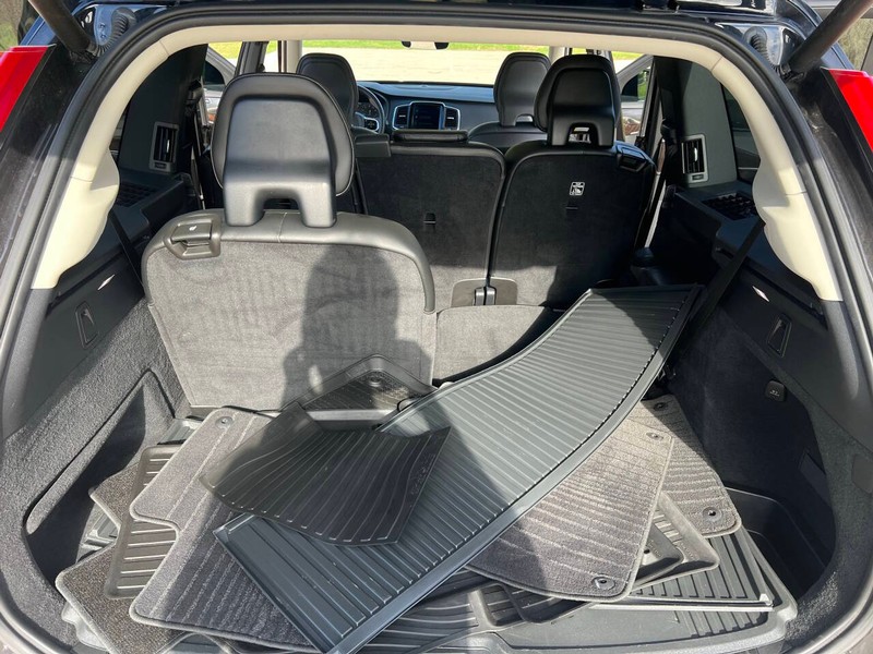 Volvo XC90 Vehicle Full-screen Gallery Image 14