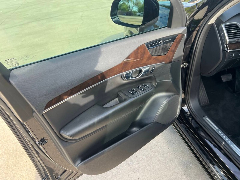 Volvo XC90 Vehicle Full-screen Gallery Image 17