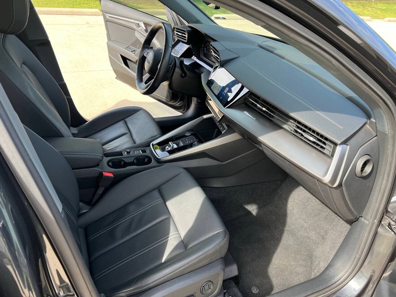 Audi A3 Vehicle Full-screen Gallery Image 09