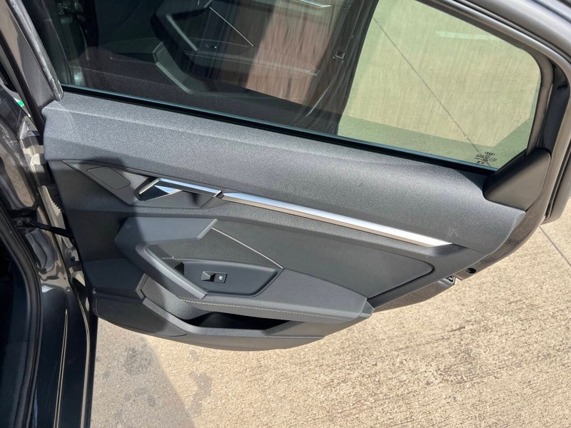 Audi A3 Vehicle Full-screen Gallery Image 19