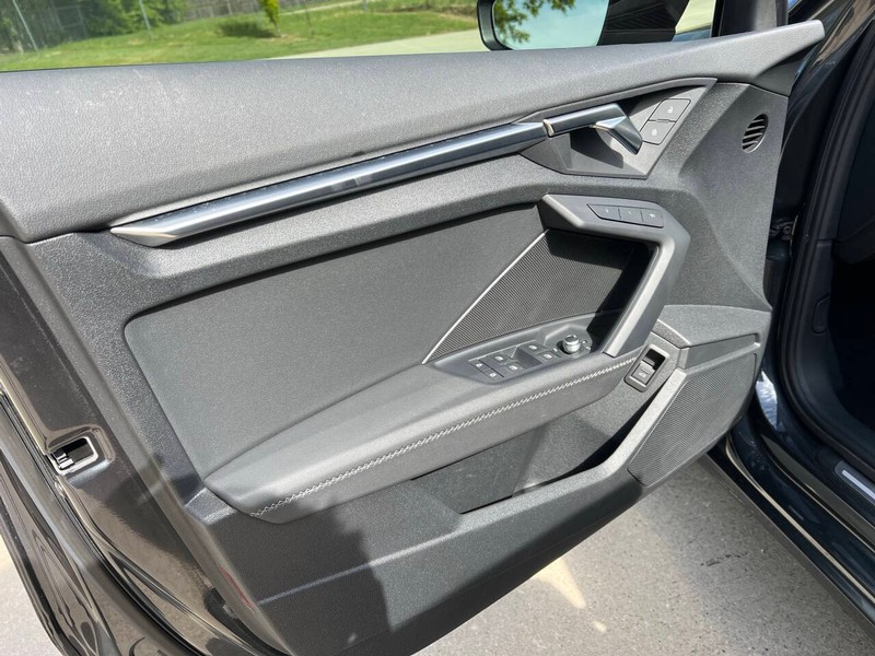 Audi A3 Vehicle Full-screen Gallery Image 21